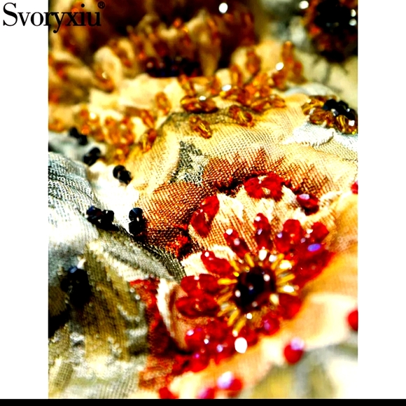 ❤️SOLD ❤️Tailored Jaquard Coat with 3D Embroidered Flowers with Beadeds. NWT. - Picture 4 of 16